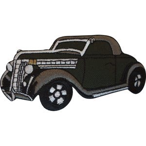 Può includere: Una toppa ricamata raffigurante un'auto d'epoca con filo nero, grigio e bianco. Il design presenta la silhouette di una coupé classica con una griglia anteriore prominente, parafanghi arrotondati e ruote dettagliate, realizzata con cuciture.