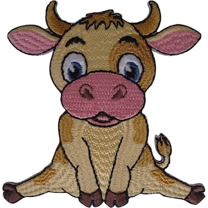 Könnte beinhalten: Ein gestickter Aufnäher mit einer Cartoon-Kuh mit hellbraunem Fell, einer großen rosa Schnauze und rosa gefütterten Ohren. Die Kuh hat blaue Augen, kleine Hörner und ist in einer sitzenden Position mit zusammengeführten Vorderhufen und gespreizten Hinterbeinen dargestellt.