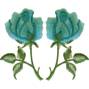 Könnte beinhalten: Zwei symmetrische Stickaufnäher mit türkisfarbenen Rosenblüten sowie detaillierten grünen Stielen und Blättern. Das florale Design zeigt eine komplexe Fadenführung mit verschiedenen Blaugrün- und Hellgrüntönen, die eine strukturierte Optik erzeugen.