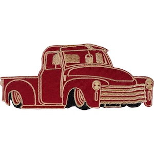 Puede incluir: Un parche bordado con la forma de una camioneta pickup vintage. El vehículo es principalmente de color rojo oscuro con detalles en hilo beige o dorado claro que delinean las ventanas, la parrilla, los faros y los pasos de rueda.