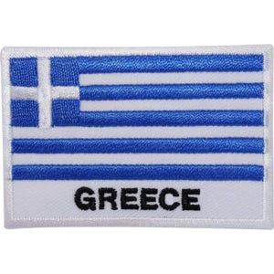 Peut inclure: Un écusson rectangulaire brodé représentant le drapeau national de la Grèce avec des bandes horizontales bleues et blanches alternées et une croix blanche sur un carré bleu dans le coin supérieur gauche. Le mot GREECE est brodé en noir.