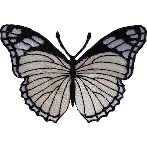 Peut inclure: Un écusson brodé en forme de papillon avec un centre crème, des veines et des bordures noires. Les extrémités des ailes présentent des reflets blancs, tandis que le corps et les antennes sont brodés avec un fil noir uni sur fond neutre.