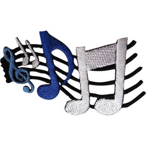 Könnte beinhalten: Ein gestickter Aufnäher mit einem schwarzen Notensystem, einem hellblauen Violinschlüssel, einer dunkelblauen Achtelnote und einer weißen Doppelachtelnote. Das Design besteht aus dichter Fadenstickerei auf einer flachen Oberfläche.