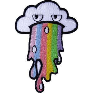 Op de afbeelding: Een geborduurde patch met een witte wolk met een norse gezichtsuitdrukking. Een levendige regenboog druipt naar beneden vanuit de wolk, afgewisseld met witte traanvormen. Het hele ontwerp is omlijnd met een dikke zwarte rand.