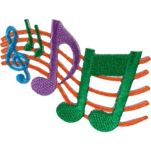 Pode incluir: Um emblema bordado com uma clave de sol azul, uma colcheia roxa e duas colcheias verdes dispostas sobre uma série de linhas de pauta musicais laranja curvas. O design utiliza fios de cores vibrantes para criar um motivo texturizado.