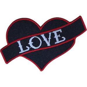 Può includere: Una toppa ricamata a forma di cuore con una base blu navy scuro e un bordo rosso vivace. Una fascia diagonale blu navy attraversa il cuore, mostrando la parola LOVE in lettere maiuscole bianche in stile serif con un sottile contorno.