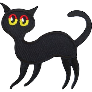 Op de afbeelding: Een zwarte geborduurde kattenpatch met een gestileerd silhouet, een gebogen rug en een gekrulde staart. De kat heeft grote, expressieve ogen met rode bovenhelften en gele onderhelften, afgewerkt met een zwarte gestikte rand.