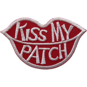 Könnte beinhalten: Ein gestickter Aufnäher in Form roter Lippen mit weißem Rand. Der Text "KISS MY PATCH" ist mit weißem Garn mittig auf die Lippen gestickt. Das Design weist eine strukturierte Stoffoberfläche mit durchgehend sichtbaren Stickstichen auf.