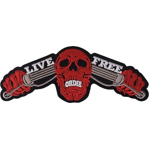 Puede incluir: Un parche bordado que presenta una calavera roja central con la palabra "ORDIE" en texto blanco. Dos manos rojas se extienden desde la calavera, agarrando manillares grises. Las palabras "LIVE" y "FREE" están bordadas en blanco a los lados.