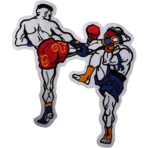 Può includere: Una toppa ricamata che raffigura due figure impegnate in un incontro di kickboxing. Una figura indossa pantaloncini rossi e guanti blu, mentre l'altra indossa pantaloncini blu, fasce arancioni alle caviglie e casco rosso, in una posa dinamica.