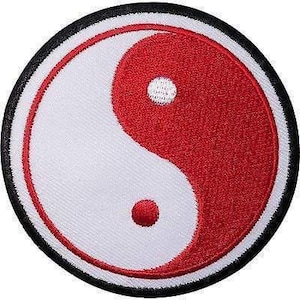 以下が含まれることがあります： 赤と白の陰陽シンボルが刺繍された円形のワッペン。デザインは2つの絡み合う勾玉のような形で構成されており、赤い部分の中央には小さな白い円が、白い部分の中央には小さな赤い円が配置されています。