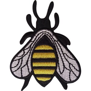 Peut inclure: Un écusson brodé en forme d'abeille. L'insecte présente une tête et un thorax noirs, avec un abdomen rayé jaune et noir. Les ailes sont blanches avec des contours et des détails de nervures brodés en noir, créant une silhouette nette.
