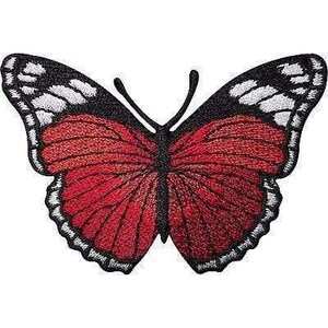 Op de afbeelding: Een geborduurde vlinderpatch met een felrood midden op de vleugels, omringd door een dikke zwarte rand en geaccentueerd met witte markeringen langs de bovenste vleugelranden. Het ontwerp bevat twee dunne zwarte voelsprieten die omhoog wijzen.