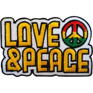 Può includere: Una toppa ricamata che presenta il testo giallo LOVE & PEACE con un contorno nero su sfondo bianco. La lettera O in PEACE è sostituita da un simbolo di pace circolare diviso in tre strisce orizzontali di colore rosso, giallo e verde.