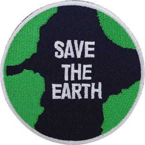 Puede incluir: Un parche bordado circular con un fondo azul marino oscuro y formas de masas terrestres verdes a los lados. El texto SAVE THE EARTH está bordado en letras mayúsculas blancas en el centro. El parche tiene un borde bordado en blanco.