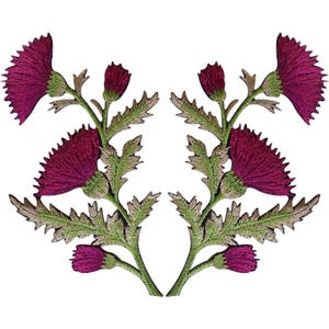 Op de afbeelding: Een paar symmetrische geborduurde patches met distelbloemen in diepmagenta met groene stengels en gekartelde, lichtgroene bladeren. Elke patch toont twee bloeiende distelkoppen en twee kleinere knoppen, uitgevoerd in gedetailleerd borduurwerk.