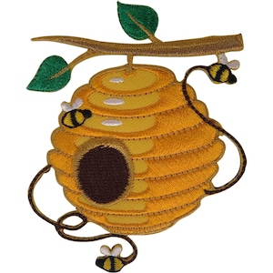 Peut inclure: Un écusson brodé représentant une ruche jaune doré suspendue à une branche brune avec deux feuilles vertes. La ruche possède une entrée circulaire brun foncé et est entourée de trois petites abeilles au corps rayé jaune et noir.