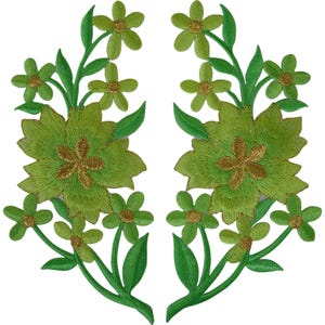 Könnte beinhalten: Zwei symmetrische, gestickte Blumenaufnäher mit großen lindgrünen Blüten und goldenen Zentren, umgeben von kleineren hellgrünen Blüten und spitzen Blättern an geschwungenen Stielen. Die aufwendige Stickerei erzeugt ein strukturiertes botanisches Design.