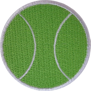 Könnte beinhalten: Ein kreisförmiger, bestickter Aufnäher mit einem hellen, lindgrünen Tennisball-Design. Der Aufnäher hat einen weiß gestickten Rand und weiße, geschwungene Linien, die das klassische Nahtmuster eines Tennisballs nachahmen und eine Textur erzeugen.