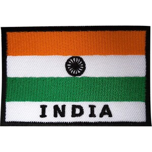 Può includere: Una toppa rettangolare ricamata raffigurante la bandiera dell'India con bande orizzontali color zafferano, bianco e verde. Una ruota Ashoka Chakra nera è centrata nella banda bianca e la parola INDIA è ricamata in lettere maiuscole nere.