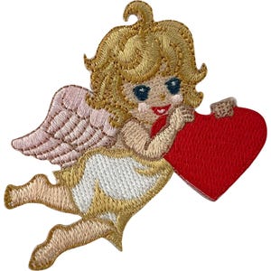 Puede incluir: Un parche bordado que muestra un querubín con cabello dorado, alas de color rosa claro y una prenda blanca, sosteniendo un gran corazón rojo sólido. La figura tiene ojos azul oscuro, mejillas sonrosadas y una boca roja pequeña, en hilo detallado.