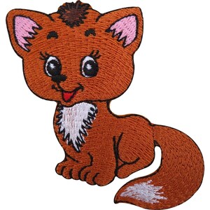 Op de afbeelding: Een geborduurde strijkpatch van een cartoonvos met roestoranje vacht, een witte borstvlek en een wit puntje aan de staart. De vos heeft grote zwarte ogen, roze binnenoren en een kleine rode tong zichtbaar, alles omlijnd met donkere draad.