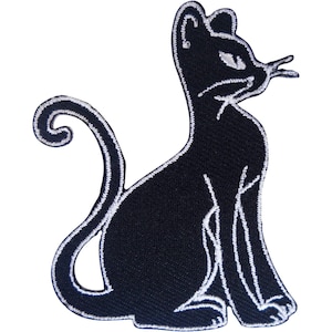 Può includere: Una toppa ricamata a forma di gatto nero con un contorno cucito in bianco. Il gatto è raffigurato in posizione seduta con la coda rivolta verso l'alto, mostrando dettagliati accenti in filo bianco su orecchie, occhi, baffi e corpo.