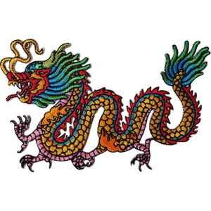 Op de afbeelding: Een geborduurde patch met een lange, slangachtige draak met een rode kop, gele schubben en een groene en blauwe manen en staart. De draak is afgebeeld in een kronkelende S-vormige houding met zichtbare klauwen, scherpe tanden en lange snorharen.