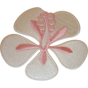 Könnte beinhalten: Ein gestickter Stoffaufnäher in Form einer Hibiskusblüte. Die Blütenblätter sind cremefarben mit einem Satinstichrand. Der zentrale Stempel und die Staubgefäße sind mit rosafarbenem Garn detailliert und weisen kleine kreisförmige Akzente auf.