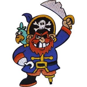 Puede incluir: Un parche bordado que muestra un pirata de dibujos animados con barba roja, parche en el ojo y mano de garfio, vistiendo un abrigo azul y un sombrero negro con una calavera blanca. Un pequeño loro azul claro está sobre su hombro.