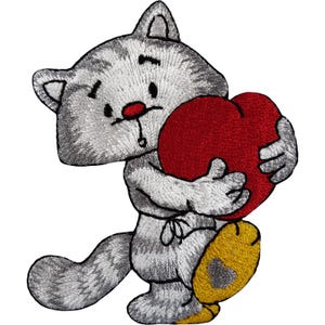 Può includere: Una toppa ricamata raffigurante un gatto grigio tigrato con il naso rosso, che tiene in mano un grande cuore rosso. Il gatto ha una zampa gialla con un dettaglio a forma di cuore grigio ed è disegnato in stile cartoon con contorni neri e cuciture.