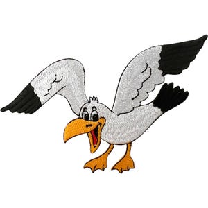 Op de afbeelding: Een geborduurde patch met een vliegende cartoonmeeuw met witte veren, zwarte vleugelpunten, een feloranje snavel en oranje zwemvliezen. De vogel heeft een wijd openstaande mond met zichtbare tanden en zwarte omlijningen.