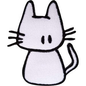 Puede incluir: Un parche bordado de un gato blanco con un borde negro grueso. El gato tiene dos orejas puntiagudas, tres bigotes negros a cada lado de la cara, dos ojos ovalados negros simples y una cola curva que se extiende hacia arriba a la derecha.