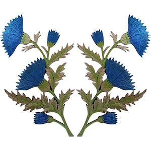 Peut inclure: Deux écussons brodés symétriques représentant des fleurs de chardon bleues avec des tiges vertes et des feuilles dentelées. Chaque écusson présente deux grandes fleurs bleues épanouies et deux petits boutons bleus fermés sur une tige.