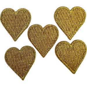 Op de afbeelding: Vijf individuele hartvormige patches met metallic gouden borduurdraad. Elke patch heeft een dicht, gestructureerd steekpatroon en een afgewerkte rand, gerangschikt in een verspreide formatie tegen een effen witte achtergrond.