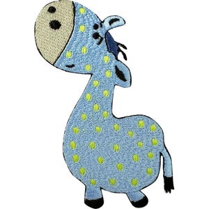 Puede incluir: Un parche bordado termoadhesivo con forma de jirafa de dibujos animados. La jirafa es de color azul claro con lunares amarillos, cara de color crema y detalles bordados en negro para los ojos, orejas, crin y pezuñas, con cuello curvo.