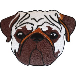 Può includere: Una toppa ricamata raffigurante la testa di un cane carlino. Il design presenta un muso bianco con orecchie marroni, un muso marrone scuro e occhi neri. Il ricamo utilizza punti dettagliati per definire le rughe e i tratti del volto del cane.