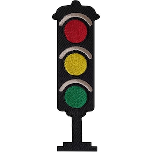 Könnte beinhalten: Ein vertikaler Ampel-Aufnäher mit schwarzem Gehäuse und drei kreisförmigen Lichtern in Rot, Gelb und Grün. Jedes Licht ist mit einer kleinen, geschwungenen grauen Blende versehen. Das Design ist gestickt und hat einen schwarzen Rand.