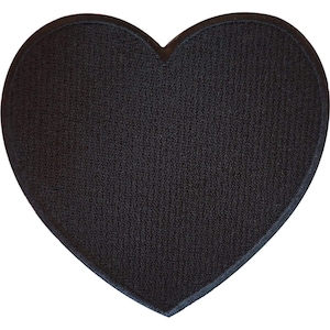 Peut inclure: Un écusson en forme de cœur noir uni présentant une surface brodée dense et texturée. Les bords du cœur sont finis avec une bordure cousue noire assortie, créant un contour net et défini pour cet accessoire en tissu à appliquer.