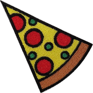 Może przedstawiać: Trójkątna haftowana naszywka w kształcie kawałka pizzy. Wzór przedstawia żółtą bazę serową z czerwonymi kółkami pepperoni i małymi zielonymi kropkami papryki, wykończoną brązowym brzegiem skórki i grubą czarną obszytą krawędzią.