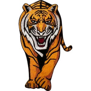 Op de afbeelding: Een geborduurde patch met een tijger in een voorwaartse, sluipende houding. De tijger heeft oranje vacht met zwarte strepen, witte accenten op het gezicht en de borst, en een open bek die een donkerrode binnenkant en witte tanden onthult.