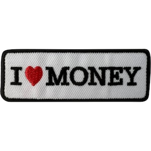 Peut inclure: Un écusson rectangulaire brodé avec un fond blanc et une bordure noire. Le texte indique I, suivi d'un symbole de cœur rouge, et le mot MONEY en lettres capitales noires grasses. Le motif est centré sur la surface en tissu blanc.