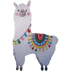 Könnte beinhalten: Ein weißer Lama-Aufnäher mit einer bunten Satteldecke in Rot, Grün, Blau und Gelb. Das Lama hat rosa Wangen, eine graue Nase und eine dekorative Girlande aus kleinen, mehrfarbigen Quasten, die um den Hals des Tieres drapiert ist.