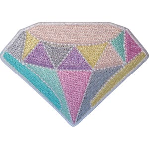 Puede incluir: Un parche bordado en forma de diamante con un patrón geométrico de hilo en tonos pastel. El diseño incluye segmentos en tonos rosa claro, amarillo, lavanda, plata y turquesa, todos delineados con un borde cosido de color blanco.