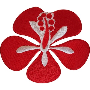 Puede incluir: Un parche bordado con forma de flor de hibisco roja con cinco pétalos redondeados. El centro de la flor muestra una prominente estructura de estambre blanco con pequeños acentos circulares rojos, todo realizado en un detallado trabajo de hilo.