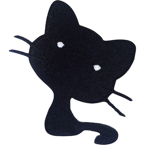Puede incluir: Un parche bordado termoadhesivo con forma de cabeza de gato negro y cola curva. El gato presenta costuras de hilo negro sólido en la cabeza y el cuerpo, con dos pequeños puntos blancos circulares bordados para los ojos y bigotes negros finos.
