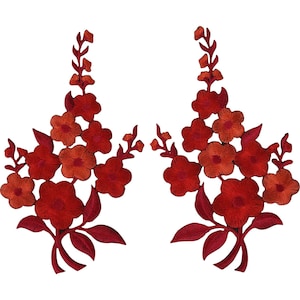 Op de afbeelding: Een paar symmetrische geborduurde patches met levendige rode bloemmotieven. Elke patch toont een tros bloemen met vijf bloemblaadjes, gedetailleerd stikwerk, slanke stengels en puntige bladeren, uitgevoerd in verschillende tinten dieprood.