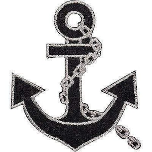 Op de afbeelding: Een zwarte geborduurde patch in de vorm van een nautisch anker. Het anker is voorzien van een wit gestikte rand en een wit gestikte ketting die om de centrale schacht is gewikkeld, van de bovenste ring tot aan de onderste ankerflenzen.