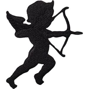 Könnte beinhalten: Ein schwarzer gestickter Aufnäher in Form einer Cherub-Figur, die einen Bogen und einen Pfeil hält. Das Design weist eine strukturierte Oberfläche mit sichtbaren Nähten auf und zeigt die Silhouette einer geflügelten Figur in dynamischer Pose.