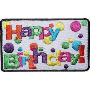 Pode incluir: Um emblema retangular bordado com fundo branco e borda preta. O texto Happy Birthday é costurado em letras multicoloridas incluindo laranja, roxo, verde, rosa, azul e amarelo, cercado por pontos de várias cores por todo o design.